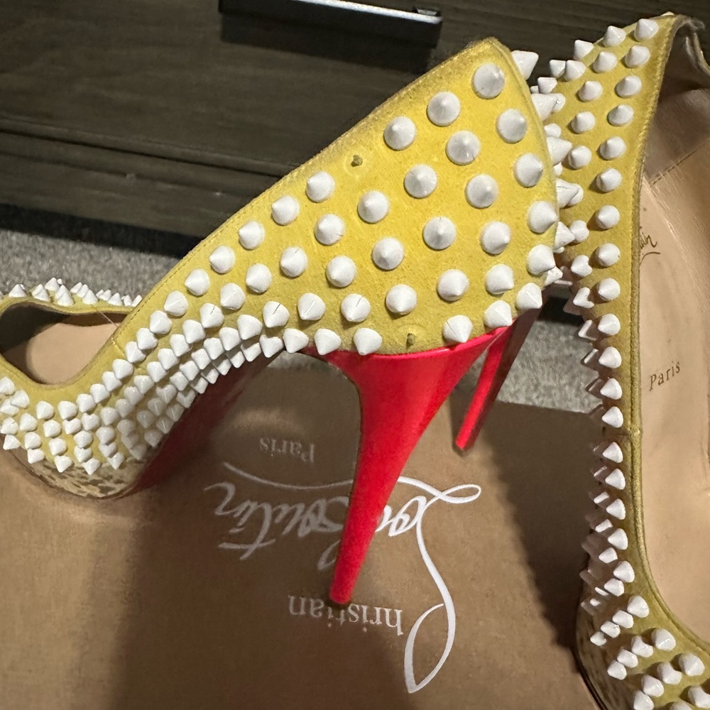 Red Bottoms - Picture 4 of 6